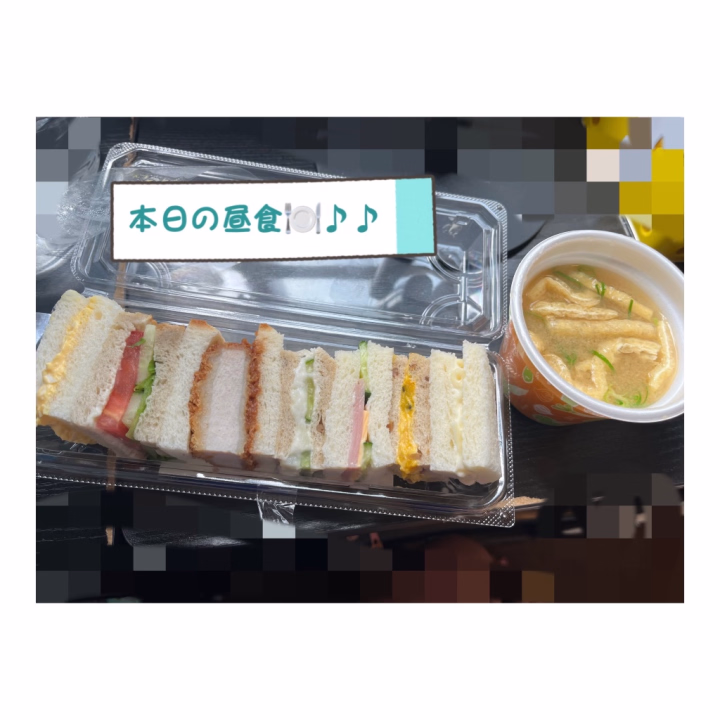おはようございます☀️
本日❌→昨日⭕️の昼食の写真📸

すき家の新メニューで
とん汁みそラーメンってのがあって
とてつもなく美味しいので、
お店の女の子界隈で大人気🍜
でもわたしは足りないので、
お子様牛丼をプラスで頼むんですが
それを布教してたら、
『田口セット』って命名になりました✨
すき家行くことあったら食べてみて〜❣️

3連勤目頑張るよぉ！！！
待ってまーす🙋‍♀️💓‪