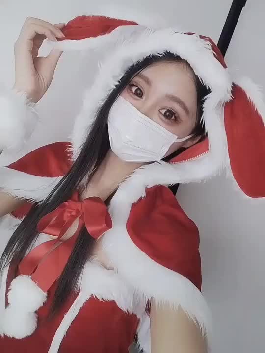 ぱんつみてもらいたくなっちゃった。。えっちなうさみみサンタ🐰( ᐢ_  ̫ _ᐢ )♡ いいね♡5回タップとプレゼント🎁で応援してくれたらお兄様のとこに襲いにいっちゃうかも...(∩ˊ꒳​ˋ∩)♡⋆クリスマス🎄🎁のコスプレ期間(19-25日)にりんかにぜひ会いに来てねっ(՞ .  ̫ .՞)♡