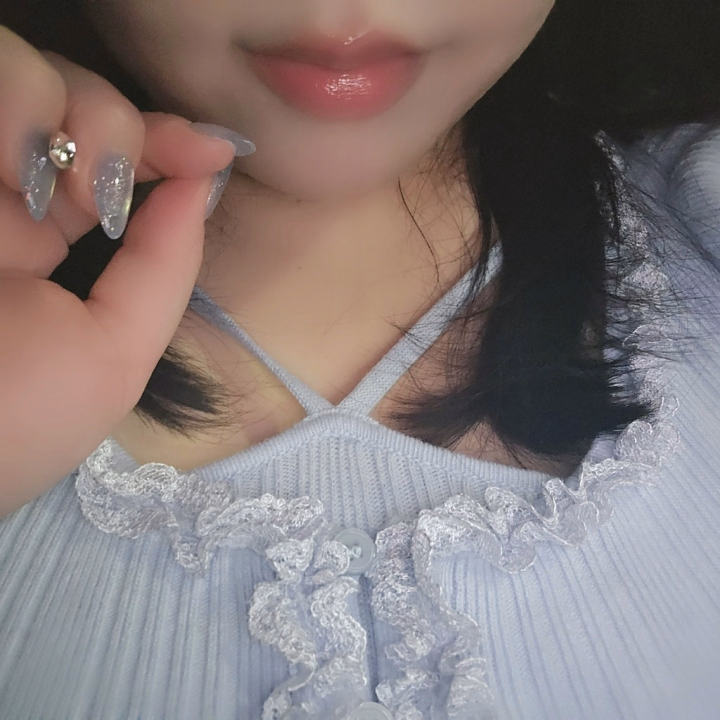 爪長くしてきた✨
私は長いとお風呂屋さんのお仕事はできないタイプなのでしばらくゆっくりする時だけ長くする派！
このキラキラ可愛いネイルをしてるのは直接見せられないけど、男性は女の子のネイルってそんな気にしないよね😂