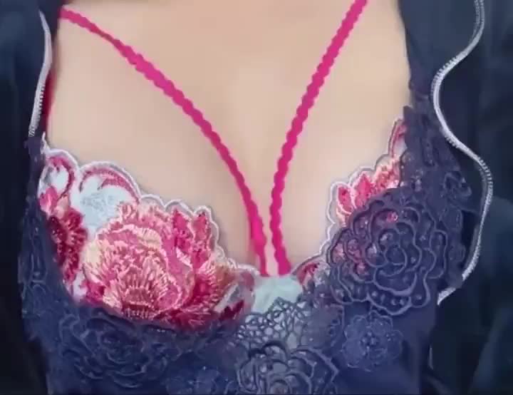 ふわふわおっぱい
揉み揉みしてみたい？💓


お兄様が気持ちイイって
感じるところぜんぶ弄っちゃうね💞✨


積極的に責められてみたいお兄様
私とヤラシイことして楽しも🥰🔞

夜もお誘いお待ちしてます✨