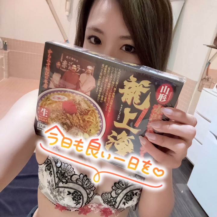 本日夏日です🍉
今年はもうスイカ食べました😊
果物アレルギーだけどスイカは野菜だから美味しく頂ける🤩

お客様が美味しいと思ったもの頂けるのありがて〜です🍜
味噌が1番好き💕嬉しすぎる🫶
トッピング買って美味しく頂きます🥹

夕方付近暇になるあるある。笑
サッパリねっとりスッキリしましょう😚

じゅん