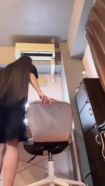 痴漢選手権

うーーん、、、この動画の内容考えると

・この綺麗な黒髪に包まれたい人いる？？
・もしくは髪の毛触りたい人？？

てな感じになるのかな。

ーーーーーーーーー

そうだ、痴漢というワードと共に思い出した
中◯生の時のエピソードならある


小さい事から人体の構造とか然り、色々と調べるのが大好きで。

人間の足の甲で折れやすい部分を熟知していたから痴漢はピンヒールで骨粉砕して撃退した事あるし、触られた時は腹立って小指折ってガン詰めして触った代償も勿論多めに貰ってた


今考えたら可愛い可愛い反抗期真っ盛りの時期で怖いもの知らず
ある程度法律も分かっていたし年齢も相まって余計に怖いもの知らずだった
子供に対して大人は圧倒的に不利なのを知ってたからね

今は勿論しないけど、リアルでもしされたとしたら社会的に確実に◯すくらいの知識量とコネはあるので、そんな変人が女側にも居ると考えるとかなりのリスクだからしない方がいい

ただ痴漢をリアルでやる側は理解できんけど
風俗としての遊びならいいんじゃない？？

とは思うのでした
欲満たすなら合法で

自分の人生棒に振るのだけはやめときね