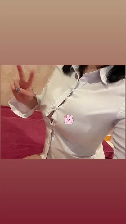 いつもね、ボタンのある服着る時ボタンさんごめんなさい🙏って思いながら着てるの…笑