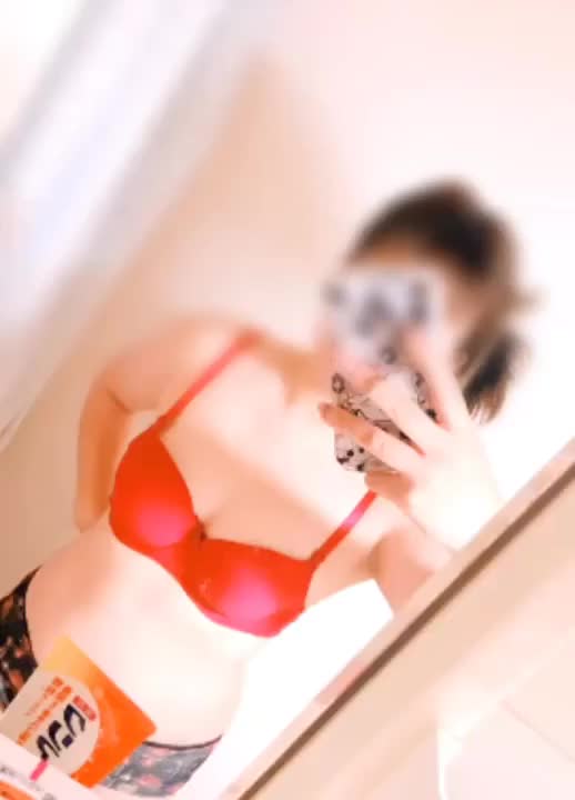 ブラ外してからのおっぱいモミモミ☺️
まだまだ成長ちゆのおっぱいです♡
大きくなあれ(///ω///)