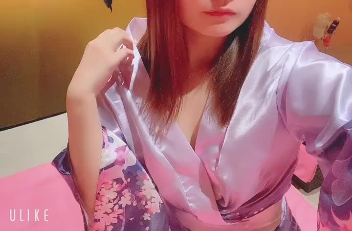 今日は短めの浴衣を着用しております👘

肩が自然と開いちゃうタイプでお胸がハラリ🍂

ちっぱいですがやわやわのもちもちです💖
敏感なので優しくもみもみしてね🥰