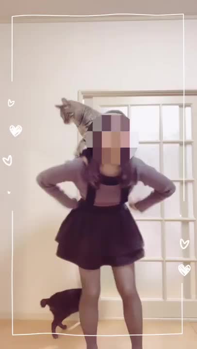 こんばんは！むめいです🌷
引き戸を閉めて踊っていたら開けられました。
猫フラだ！！！！
容赦なく乗られたのでこちらも
容赦なく撮影したら
逃げていきました。
なんで負けたか
明日までに考えといて
くださいって感じっすわ✋
この服個人的に可愛い！て
思ってたんですけど
この後風呂場を大掃除して
漂白剤の餌食になりました。
あれほど白い服でやれと
あれほど…！！！_(:3 」∠)_
水玉模様も愛してね🫶


12月は水曜日もいるよー！
本舗さんで僕とあくしゅ！🤝