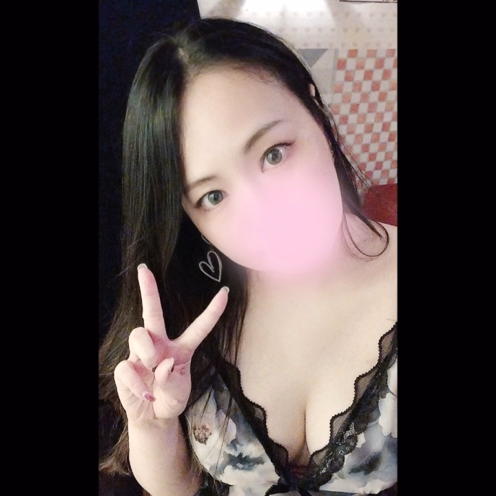 おはよー🌞
今日はさすがに暑いな？

上着持ってきたけど半袖だよー🌊🌞

もう夏の気配してウゼェ、、😭


とりあえず前髪が汗クルクルパーになっちゃうから、美容院いかねば！


あと日焼け止めも買って、
今年は軽い日傘も買おうかな〜
髪の毛まとめる可愛いヘアクリップもほしいし、

季節が変わると物欲でるよね🤗



最近読みたい本があって、
でも本ってなかなか高いから図書館から借りて読んだりしてる💡

でも貸出期限あるし、
返却するの面倒だし、

貸出期限ギリギリに慌てて図書館に返しに行ったりすると　

“あぁ、学生時代から何も成長していない私、、、🫩”

ってなる笑



そんな私も今日も宜しくお願い致します🙇


12時〜22時45分です🍓

混雑するのは夕方からだと思うので、昼間はのんびり待ってるねー💓