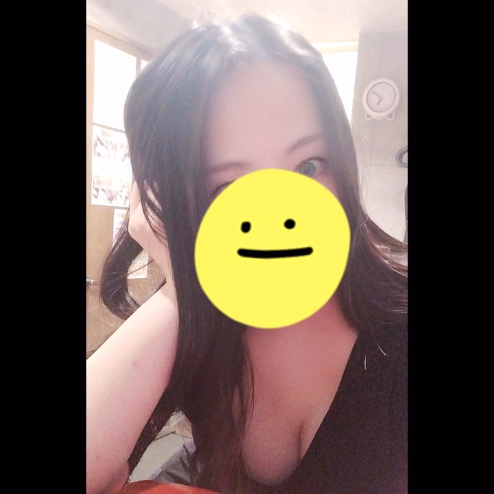季節の変わり目に対応できてないわたくし😇
対応できなすぎで逆に早起き笑



最近は夜になる度に鼻水を垂らしながら汗をかいて暑いか寒いかわからない日々だったんだけど、昨日ついに熱出た🫩

微熱なんだけど
鼻水出過ぎて奥歯痛いから副鼻腔炎かも、、？


鼻うがいで治りますように😭





次の出勤は、

23(火)10時〜17時です🍓

は！や！ば！ん！


ついにー👏


それまでにしっかり治しておきます🙇