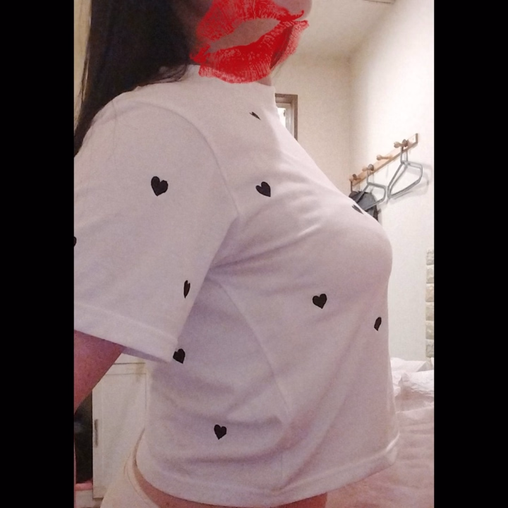 お店だとおっぱい強調系のドレス来てるんだけど、
『私服どんな感じ？』ってよく聞かれる💡


夏の私服はTシャツ👕スボン👖のラフスタイルだよー😊🤟

オシャレしてないから、もし通勤時に見かけても見なかった事にして下さい🤫




スカート履くのはお友達に会う時くらいかな❣️




来週のシフト決まりました🩷

来週も土曜日❣️

22(土)10ー17時です🍓