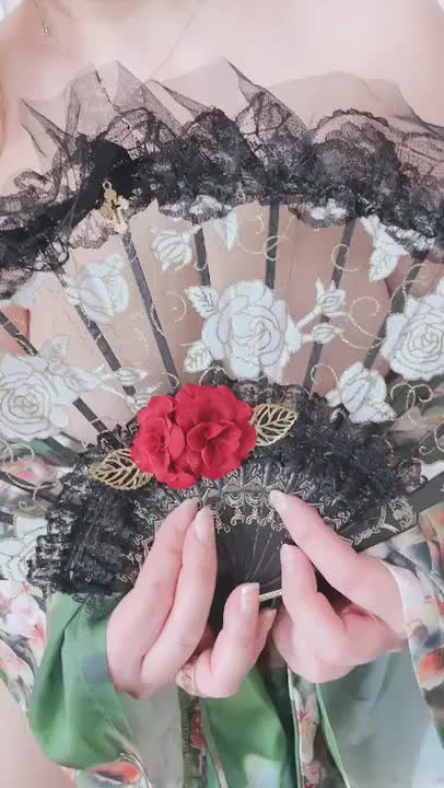 扇でチラチラ