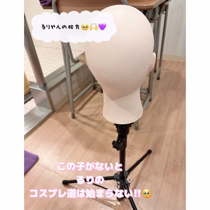 ーひさびさにー
久しぶりに連れてきました🤭🙌
るりの相棒〜\(^ω^)/
長い長い付き合いです…!!!🥰
ウィッグ作成ほとんど自分で
やってるので
スタンド必須!!🥺
裏話じゃないけど、
長めのウィッグをサラサラに
するだけでも2時間くらいはかかる!
繊維で出来てるからめちゃくちゃ
絡むのですよね…🤫
なので
相棒は必須!!!🫶
そろそろ新しいオトモ(相棒)を
お迎えしようかな🧐💜
一つだと心許ない…!!!
コスプレ興味無い〜って
思ってる方もおるかもしれないけど
いいんだぞ!コスプレ🥹♡
むしろ男性陣にコスプレさせたい!!
男性用コスも実はあるんだ😳w
私欲過ぎて出すの恥ずかしいけどね🫨w
男性のツルテカパンツと
はみ出ちゃうんじゃ…?ってくらい
短いブーメランパンツは
まあ…エロいよね😛💜
男性陣は女性の下着はどういうのが好き?
ツルツル?サラサラ?
スケスケ?アナアナ?
女性のパンツ種類多いもんなぁ🧐
アナアナはめったに履かないけど
希望あれば履くからね😂😂😂
ではまたにぇ💜
るり🐬💜