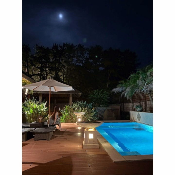 夏って本当にあっというま。
青空や花火の匂い、海やプール、蝉の声。
夜になってもまだ外にいたくなる、あの独特の空気感。
景色だけじゃなくて、五感で覚えている夏の記憶ってずっと色褪せないから不思議𓈒𓂂𓏸
今年のことも、
いつかきっと思い出して
「楽しかったなぁ」って浸るんだろうな😌
夏の終わりは少し切ないけれど、
短いからこそ、思い出がより深く濃く心に残るのかもしれないね。
今年も思い出たくさん🌺
また来年♡