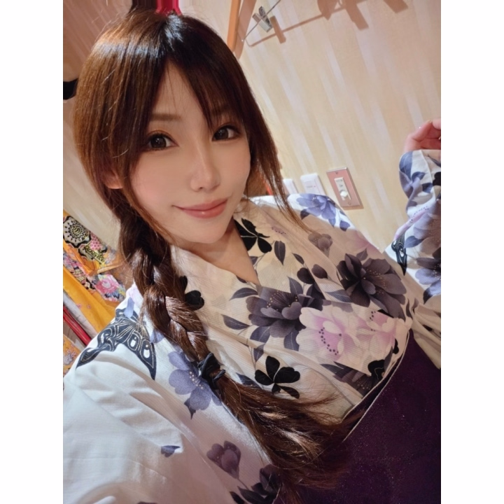 米子2日目🌿
昨日の初日、
たくさんの再会と新しい出逢いに溢れた
幸せなスタートを切ることができました🥰
逢いに来てくださったみなさま、
本当にありがとうございます😌💕
仲良しさんとは、
帰り際がいつも以上に名残惜しくて…🥲
初めましての方からも
「もっと早く来れば良かった!」なんて言っていただいて。
今までなら当たり前のように言っていた
「また○月に待ってるね♡」
が言えないことに、
私自身もちょっぴり寂しさを感じています🥲
でも、今回でお別れというわけではないので✨
またいつか米子で「久しぶり♡」って
再会できる日があったらいいな☺️🌿
そして今日から、あと3日。
限りある時間を大切に、
一人ひとりとの時間をいつも以上に大切にしながら
丁寧におもてなしさせていただきます😌💕
本日もよろしくお願いします♡
里奈🪭