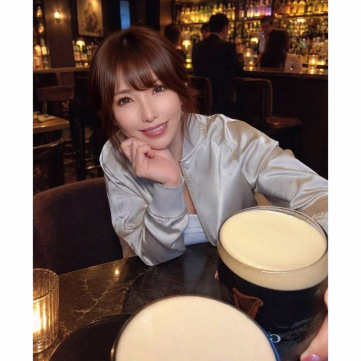 土曜日の夜🌙

みんな週末何してるー？🥰
お家でのんびり？
ご飯食べに行ったり、飲みに出てる人もいるかな🍻✨

写真はこの前BARに行った時の📸♡

昔はちょっと濃くて苦手だなーって思ってた
ギネスビール🍺
最近、美味しいって思うようになりました。

私もオトナになったってことか…
（もう随分前から大人🤣笑）

普段は美味しいご飯と一緒にお酒を楽しむことが多いけど、
BARでゆっくり飲む時間も好き♡

薄暗い店内で、
のんびりお喋りしながら飲むのっていいよね☺️

この日も結局、何杯飲んだかは……
秘密です🤫

っていうか、覚えてません🤫笑

みんなは今夜、何して過ごしてるのー？♡

お仕事の人も、お休みの人も、
良い土曜日の夜を過ごしてね🌙✨


リナ💙