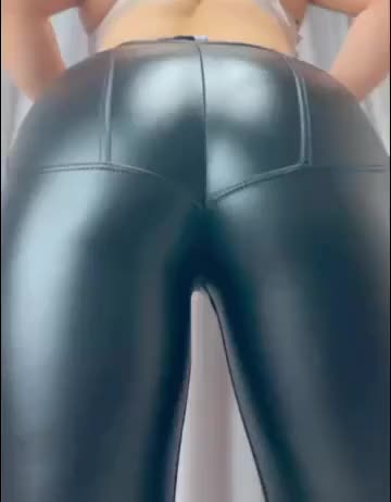 レザーパンツにパンパンに詰まった巨尻がこちら💖