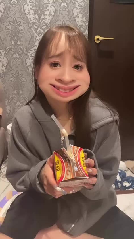 えみりでございます♡♡

たまにはヘンテコなえみりでも😂

これ皆もご存知のえみりの友達に
撮って貰ったんだけど最初アクション！
じゃなくてカット！って言われて
戸惑ってるえみりがおもろいから
是非見て😂笑

CMお待ちしています😏と言いたい笑

こんなえみりと仲良くしてくれる？🤭

👼🏻𓈒𓂂𓏸えみりでございました👼🏻𓈒𓂂𓏸