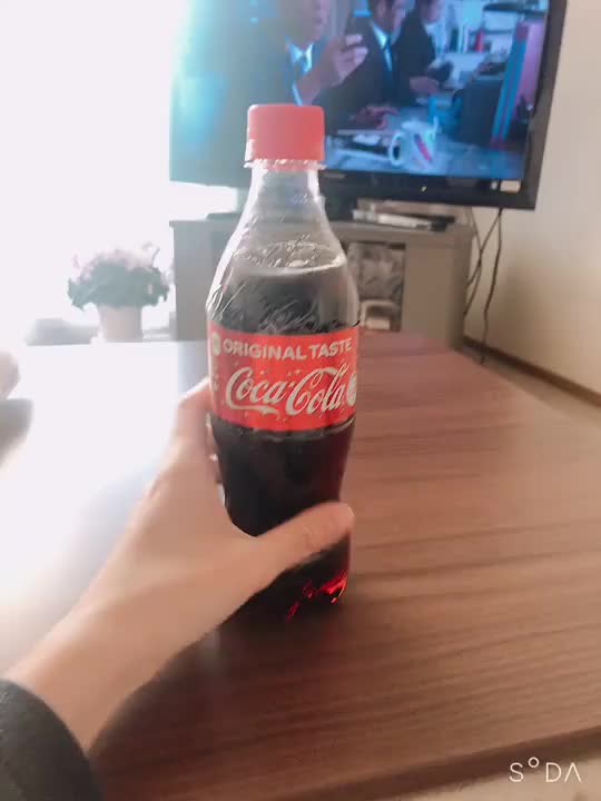 コーラリボン作ろうと思ったら、ラベル全部剥がれて笑いすぎました🎶絶対リベンジするんだから😡❣️