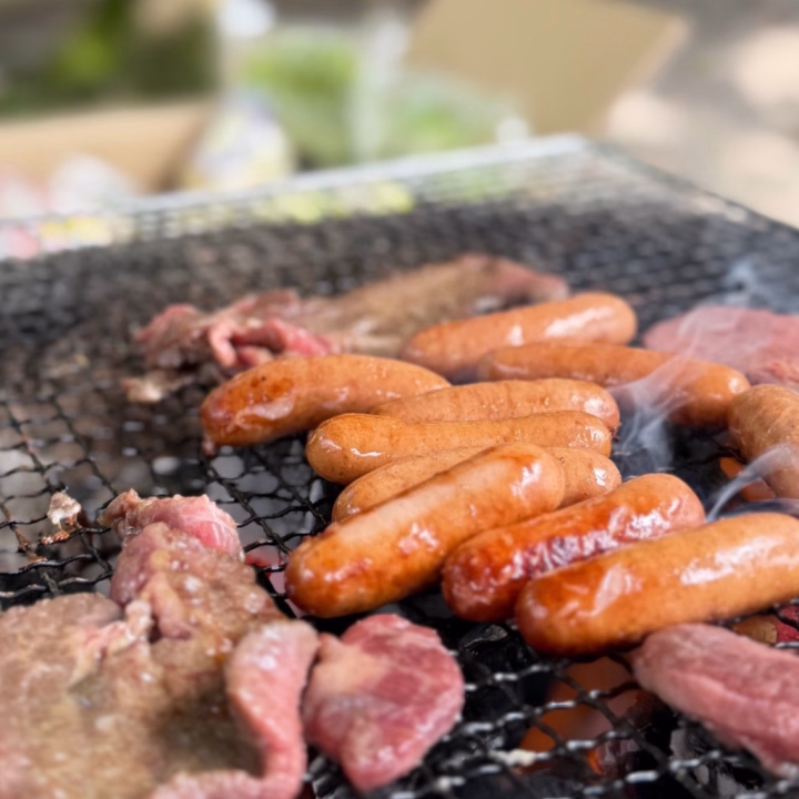 おはよー🧡

この間久しぶりにBBQをしたよ🍖
天気も良くて嬉しかったー！

でも仲良しのお兄さんは知ってるかもしれないけど、私ほんとに年々肉が食べられなくて悲しい…😭
お肉食べると体調悪くなる😖
悲しいほんとに😭

ということでお肉はほどほどに、野菜とマシュマロを焼きまくったBBQでした🥳💕www

じゃあ明日も7時から出勤だよー！
たくさん遊んでね😻