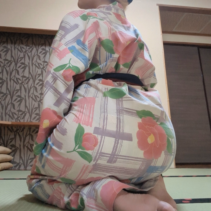 🌸フォロー&いいね！ありがとうございます😊🌸

こんにちは
今日も出勤してます☘️

浴衣シリーズもそろそろ終わり。
今日は浴衣越しデカ尻です(笑)

連勤最後だから
労ってくれ(笑)

レン🍀