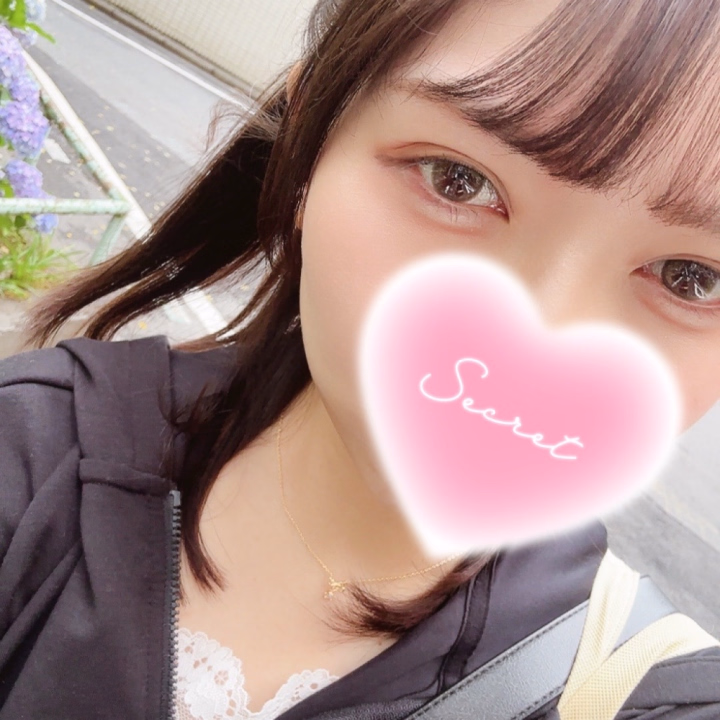 こんにちは！すずです🍒
昨日は五反田店用のパネル撮影へ🎵

水戸にいる間はずーーっと同じ写真を使い続けていたので久しぶりの感覚でした☺️
今の写真が気に入りすぎてて「パネル新しくしませんか？」を躱し続けてたの←


あいにくのお天気だったけど、ギリギリで日が少し出てきて外でもちょっこし撮影できたので採用されてるといいな！！


こんな感じだよ〜ってカメラの画面軽く見せてもらえたんだけど、清楚！夏！！！みたいな感じでしたので楽しみに待っていてください🌟

衣装の用意が自前だってのを前日のお仕事終わりに聞いて、夏服のスカートはロング丈しか持ってなかったから当日の朝にル○ネを駆け巡りました😂

1回きりしか着ない服にしては高かったけど可愛く撮って貰えたのでよしとしましょう☺️笑




明日は午前中のみ余裕がありますのでお電話にてお問合せください☺️

ではまた明日ね〜