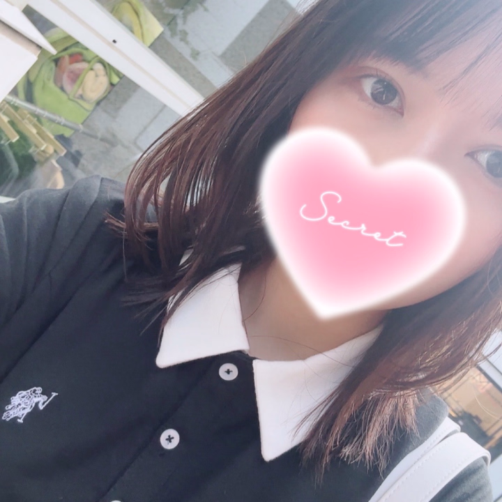 おはようございます！
今日も元気に向かっております、すずです💪🏻

昨日は厄落としも兼ねて髪を結構切りました✂︎
嘘、切りたかっただけ🤣
お部屋ではもしかしたら結んでることが多いかもしれないけど、新しいすずもよろしくお願いします✨✨
ここまで切ったのは5年ぶりくらいなのでソワソワしてるけど、ドライヤーが超短くなって感動🥹
本当は推しアイドルみたいに顎下ボブくらい切っちゃおうかとも悩んだんだけど、短くなると癖がでてくるから一旦鎖骨くらい☺️

ヘアアレンジも勉強しなきゃ〜！
髪切った状態でパネル写真も撮りに行くのでお楽しみに✨✨


それでは本日もよろしくお願いします！