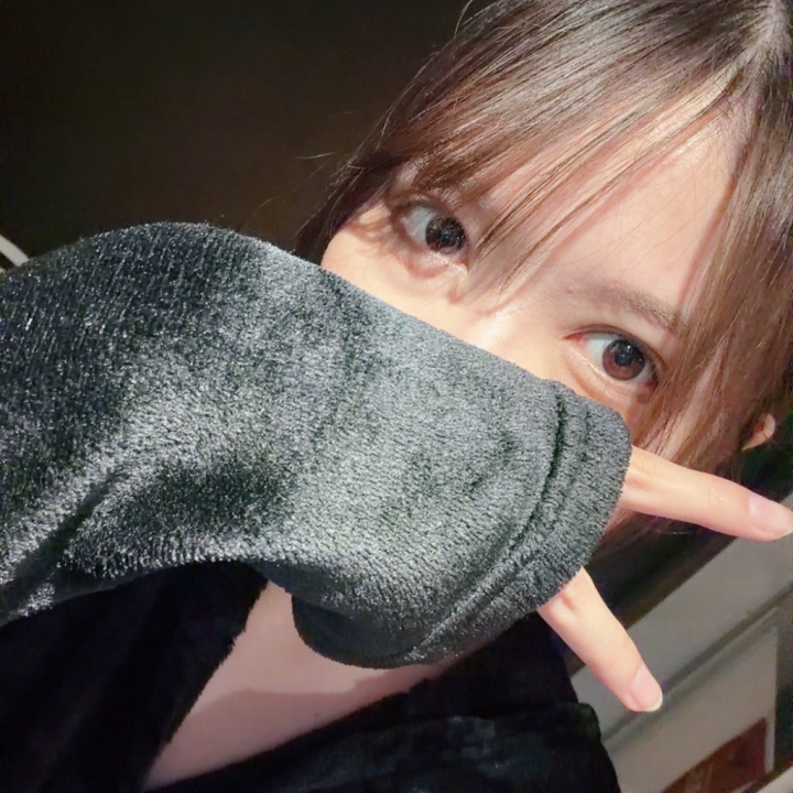 到着しました✌🏻
なんか画面全体真っ暗やね😂

本日もよろしくお願いします✨