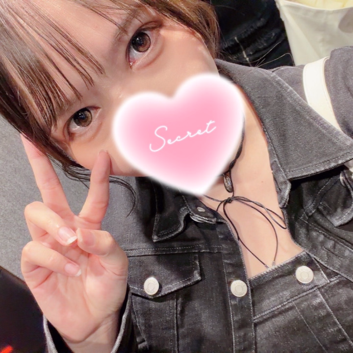 おはようございます！
昨日はお休みすみませんでした🙇‍♀️🙇‍♀️
相変わらずの腰です🥲

実は月曜日に日帰り新幹線キメこんでたんだけど、片道3時間近くを日帰りは痛めた腰にはアカンかった😭

腰痛と引き換えにおばあちゃんのお見舞い行けたので名誉の負傷です！(?)


お兄さんも会いたい人には会えるうちに会いに行くんだよー！



ヒメチャンの方では先にチラッとお知らせをしていたのだけど11月は半月以上丸っとお休みする予定が元々あったのでその機会に完治目指します✨

半分職業病みたいなとこもあるからね🤷‍♀️笑

今後もセーブしながら、ご予約だけの接客になったり予定より早めに帰ったりすることがあるとおもうので是非前日までにご予約ください🫶🏻



昨日は自分の情けなさにメソメソしちゃったのですずの中のお決まり落ち込んだ時用セットリストを流して、一回どっぷり落ち込んでから夜はネトフリ映画を見て元気出しました！
新幹線に恨みがあったので新幹線大爆発を←

ただのパニック映画かと思いきや普通に面白かった！
めちゃくちゃコナンだった笑


それでは本日もよろしくお願いします✨