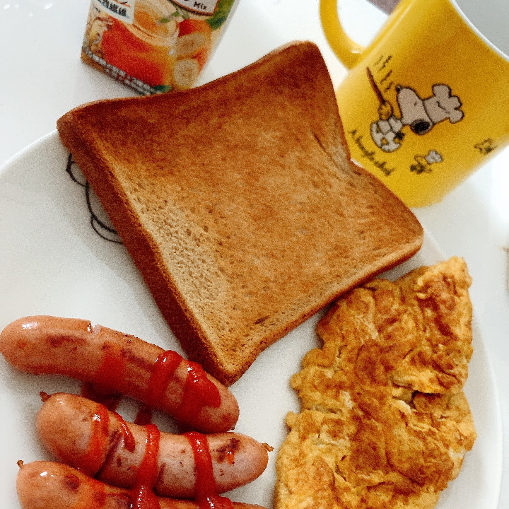 今日の朝ごはんは

ブランパン
卵焼き
ウィンナー
豆乳バナナスムージー

にしました( ∩'-'🍮⊂ )
おうち時間を少しでも有意義に過ごせる様にしたいです！