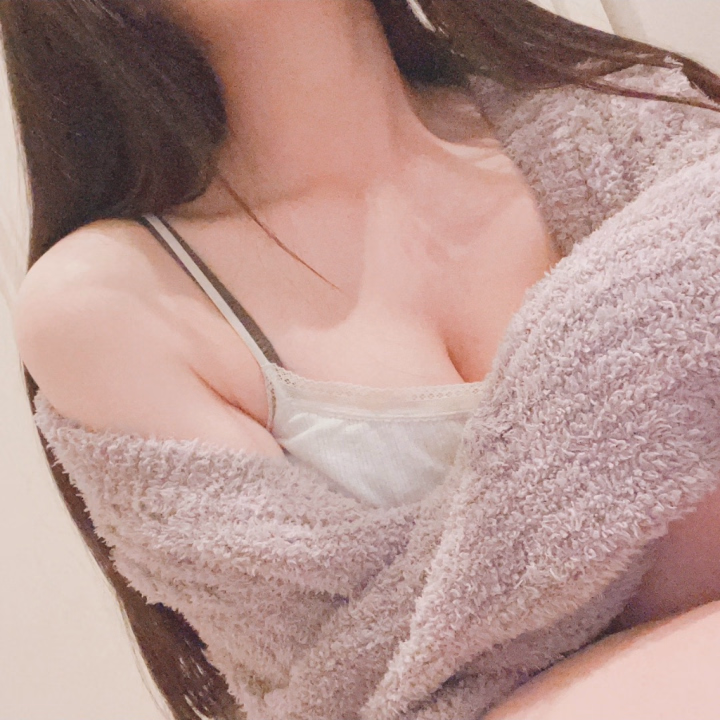 帰省すると何かと予定にご飯やらお茶タイムがセットになるので、常にお腹はいっぱいでしたが、相手からしてみたらご飯を食べにいくというのも楽しみにしていると思うので「今お腹いっぱいなんだ‥」とは言いたくなくて、普通の顔して食べておりました。
ずっと腹パンでした！

体調が‥というと、ありがたくも心配してくださるメッセージが届き恐縮です‥🥲

ご飯などは食べ過ぎなくらい食べていましたので安心してくださいね😭

色々な疲れが帰ってからどっときてしまい、すぐにお返事出来ないのだけ申し訳ないです🌀

帰るまでの道のりや、住んでいた町で、人が住まなくなったり、お店が閉店して、何十年も経っているだろう建物が傾き崩れててもそのままになっているのを何個もみました。
数えられないくらい何個もです。

撤去されていたら悲しくはならないのかもですが、昔の営業していま面影をぼんやり残しているのが物悲しくなりますね。