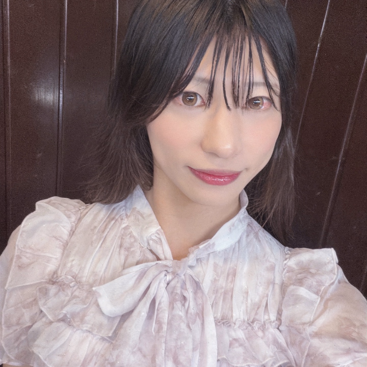 こんばんは、えりです☺️
水曜日の夜、いかがお過ごしですか？🌙

まずは昨日会いに来てくれた皆さん、
本当にありがとうございました✨
昨日も幸せな時間を過ごすことができましたっ💕

今日は18時からすでに出勤してお店にいます✨

24時まで時間があるので、
二人きりで時間を忘れてまったり癒やし合いっこしましょうね💕

あなたに会えるのを楽しみに、
待ってますね🌸

えり

--
体験動画も見てみてねっ！
最近新作のAVも発売になりました！
リンク先にまとめてます✨️
lit.link/erihikami