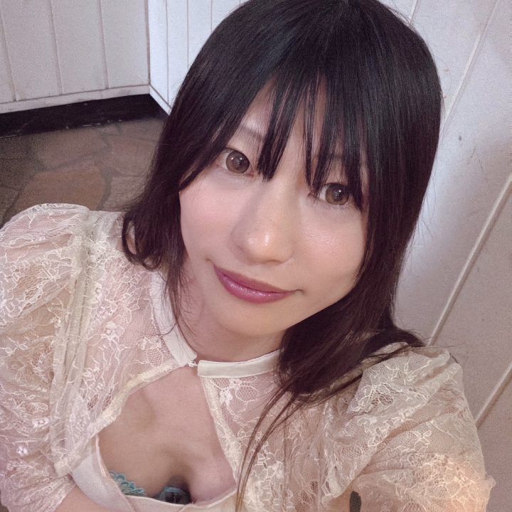 今日も一日、本当にありがとうございましたっ✨

あなたの優しい笑顔や声を思い出すだけで、
私、すっごく胸がキュンキュンしちゃいますっ💕
もうすでに会いたくなっちゃってるよ✨

明日はもっと、いっぱいくっついて
まったりイチャイチャしたいなぁ…💕

明日は18時から24時までの出勤になります！

待ってますね🌸

えり

--
体験動画も見てみてねっ！
最近新作のAVも発売になりました！
リンク先にまとめてます✨️
lit.link/erihikami