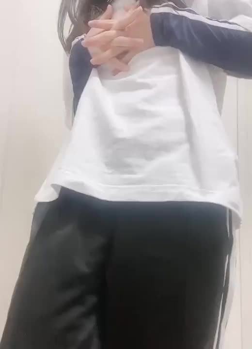 お着替え覗いちゃうなんて変態♡滑り込み桃尻🏃‍♀️🍑
