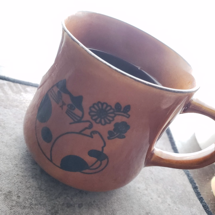 寝起きはコーヒー1杯から☕️
カップはお気に入りの猫ちゃんカップ🐱
今日も16時から出勤✨