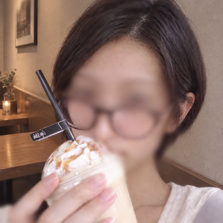この間久しぶりに甘い飲み物を求めてカフェへ☕✧
普段はシンプルにブレンドや紅茶を頼むんですが、たま〜にホイップたっぷりのが飲みたくなる💕
甘々で満足( ¯﹀¯ )
ただいま出勤中です✨
お待ちしております🍀*゜