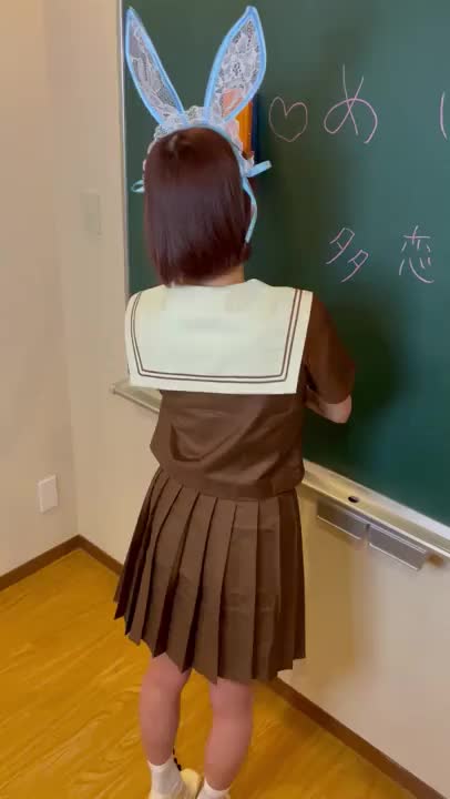 ヒメラビ🐰の時の失敗のほう📷黒板消ししてるめいちゃん👧❤️