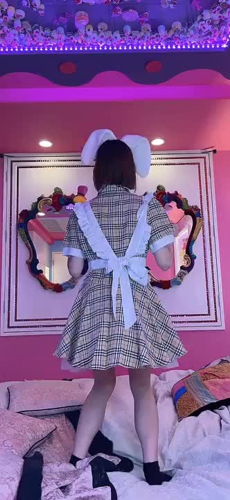 めいちゃんのお尻👻（見え、、赤チラッ
