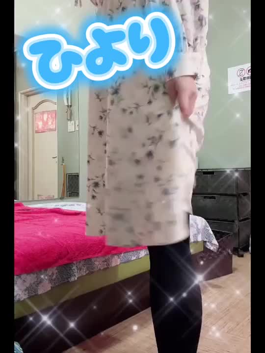 ただただストッキングを脱ぐだけ...👀

脱ぐも履くも
なんだかとっても
えっちに見えませんか？🫣

特に黒は色気マシマシって感じ🥰

いいよねぇいいよねぇ......🤤

近々プレイに使うストッキング
用意しますねぇ🩷
履くもよし！履かせるもよし！
引き裂くもよし！
持って帰るもよし！
食べるもよし！(え？)
振り回すもよし！(ん？？)
相撲するも良し！(んん？？？？？)

まぁ冗談混じりはさておき...😂
用途は自由です🥰
いつ買ってこようかなぁ🤔