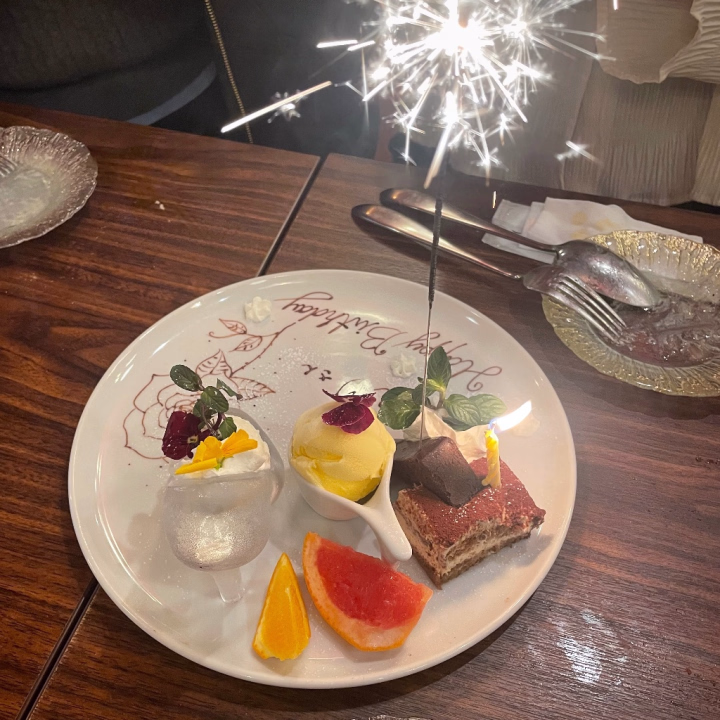 こんにちは⭐️
クラブハートのまゆです！

この前友だちの誕生日でお祝いをしていました🎂🤍
かわいいプレートで食べるのもったいなかった〜〜🤍

たまには甘いもの食べると気分上がる！


昨日今日はゆっくり過ごしてました🍀

明日は19時から出勤します！
お待ちしてます〜〜