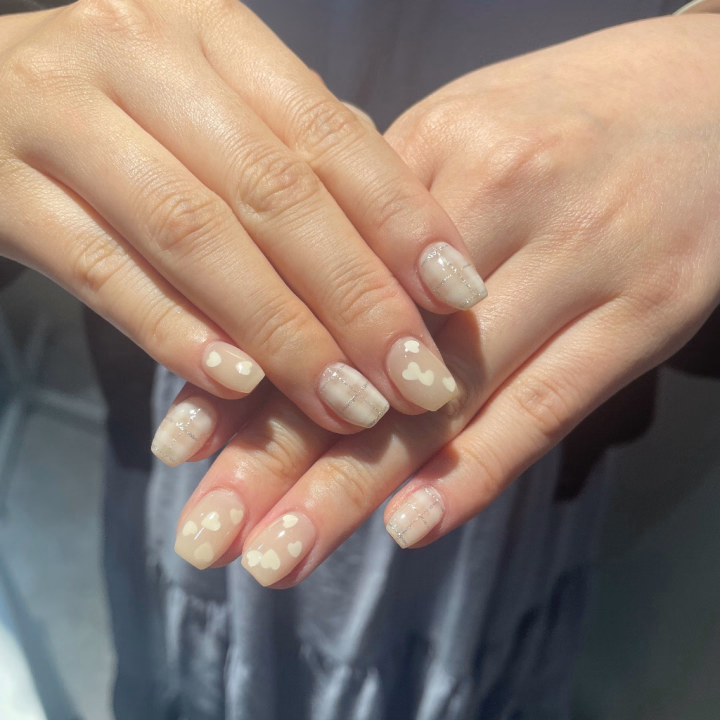 こんにちは✨

お休みの日にネイルを変えてきました〜

ハートとチェック柄でお気に入り🤍
テンション上がります🎶


本日19時から出勤します！
よろしくお願いしますჱ̒( >  ̫ < )