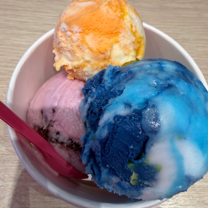 ピザの後はアイスです🍕‪🍦‬
ねいかは、サーティワンのアイスの中で
バーガディンチェリー
という名前のアイスが1番好きなのですが
期間限定なので、毎年２ヶ月間しか
販売してなかったはず……なんです！

が


先日サーティワンのランキングで
期間フレイバーのランキング1位になり
以前より沢山置いてくれるようになりました(☆∀☆)ｷﾗｰﾝ!


食べたことない人はぜひ試してみて✨
マリオの期間限定のスーパーマリオギャラクシーも美味しいですŧ‹”ŧ‹”( ‘ч’ )ŧ‹”ŧ‹”
私はマリオやらないけどね〜