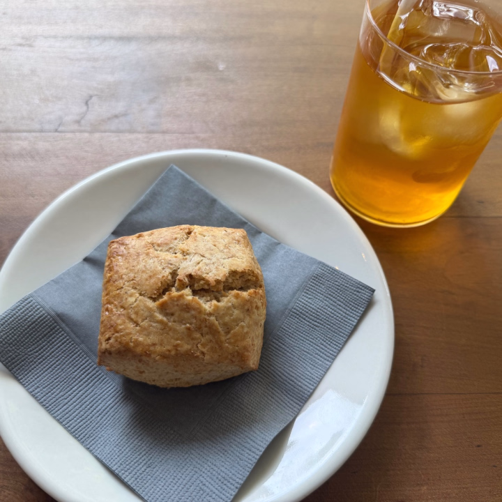 GW感が抜けない最後の土日ですね꒰ ˶'ᵕ'˶ ꒱
朝からお天気が良くてお散歩して
スコーン屋さんを見つけたので
朝ごはんに(   'ч' )ﾑｼｬﾑｼｬ

美味しい(*´～｀*)ŧ‹"ŧ‹"ŧ‹"
天気がいい日は気持ちがいいな～


お仕事お疲れ様(*´ω｀*)
ゆっくり休もうねー！