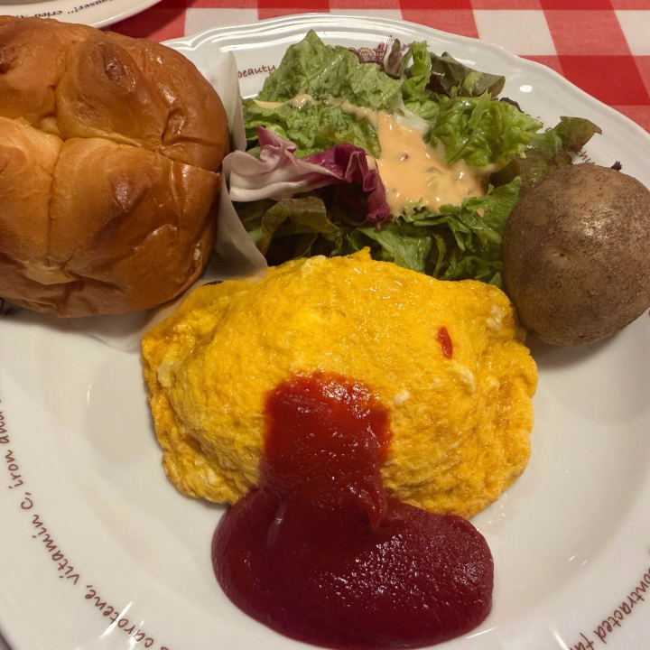 久しぶりにオムライス食べましたΨ( 'ч' ☆)
ここのオムライス、パンが美味しいくて
パンを目当てにオム食べてますΨ( 'ч' ☆)