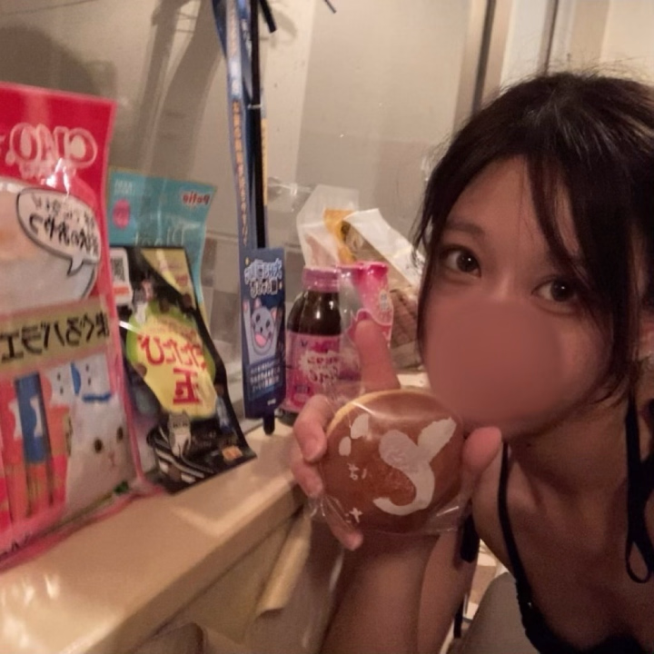 🐈‍⬛仲良しのSちゃん💕


昨日は久しぶり&告知なしだったにも関わらず会いに来てくれてありがとう˚‧º·(˚ ˃̣̣̥⌓˂̣̣̥ )‧º·˚💕


いつもより長めの100分
Sちゃんを独り占めできてとってもシアワセでした♡


ここのところ日記を全然投稿してなくて、Sちゃんを不安にさせて本当にごめんね（ ;  ; ）


それにもかかわらず、変わらずいっぱい可愛がってくれて昨日は大放出…
思い出しただけで顔が熱くなる///


そしてSちゃんがはまってる温泉の猫ちゃんの動画をずっと見ている…！


名前を呼んだらウニャウニャ言いながら走ってくるのがたまらなく愛おしいね🥰


ねねこももSちゃんに呼ばれたら全力ダッシュで飛びつくからね


前回の分も含め、たくさんのお菓子&猫ちゃんグッズをありがとうございます😭💕


早速おやつの方はねここに献上させていただきました
またたび耐性がないのか、黒目がおっきくなってた笑


バターが入ったどら焼きいただきました
美味しすぎてびっくり🫢


Sちゃんは本当に美味しいものをたくさん知っててすごいです！


いつもありがとう♡