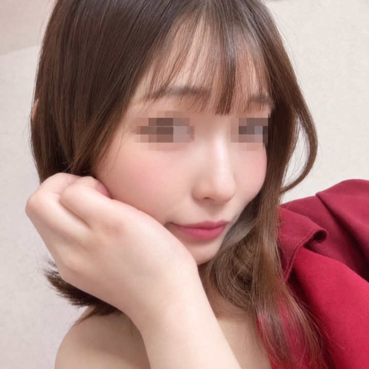 今日は急遽お休みをいただいてしまい
ご予約してくださっていたお兄さま
本当に申し訳ございませんでした🙇🏻♀️💧
朝起きたら扁桃腺が腫れていて
39℃超えのお熱が出てしまって…😭
ヒメチャンネルで繋がっているお兄さまには
直接お休みのメッセージを
送らせていただいたのですが、
頭痛もひどくて写メ日記を書く力が出ず
繋がっていないお兄さまには
お店からのご連絡になってしまい
本当にごめんなさい😢💦
午前中に病院へ行って点滴をしてもらい
飲み薬も貰ってきました💊
今は喉の痛みも頭痛も落ち着いていて
安静に過ごしています😌💭
明日は朝起きて、体調が良ければ
出勤する予定です🛁🫧
また朝の体調を見て
日記でお知らせさせてください📖✍🏻💗
それと、メッセージのお返事も
なかなかできていなくてごめんなさい😢
基本的にはご予約に関するメッセージを
優先してお返事させていただいていますが
いただいたメッセージも
時間があるときに順番にお返事していくので
もう少し待っていてくれたら嬉しいです🥹💗
みんなも体調には気をつけて、
無理せず過ごしてね🤍