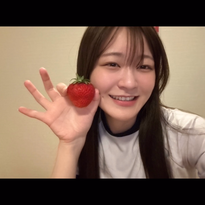 ゆずは雨の日は傘をさしていても靴下に染みるくらい靴を濡らしちゃうし、なぜか体も普通にびしょびしょになるしで、傘を差すのがヘタなんじゃないかと思います

雨の日に外出するのきらーい！！
今日は晴れてくれてよかったぁ☺️✨