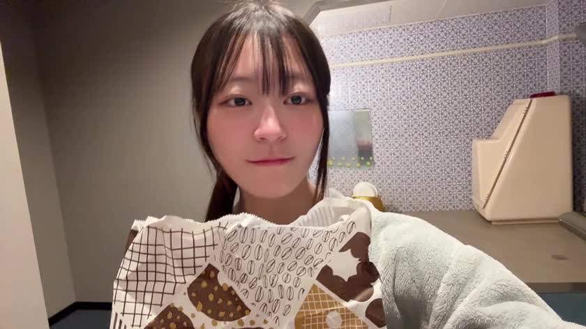 ゆずはが喫ミスド(ミスドを喫すること)しているところ

お兄さま方はもっちゅりんとやらを食べましたか？わたくしは完全に流行りに乗り遅れております…。

食べた方いらっしゃればご感想を教えてくださいまし😌