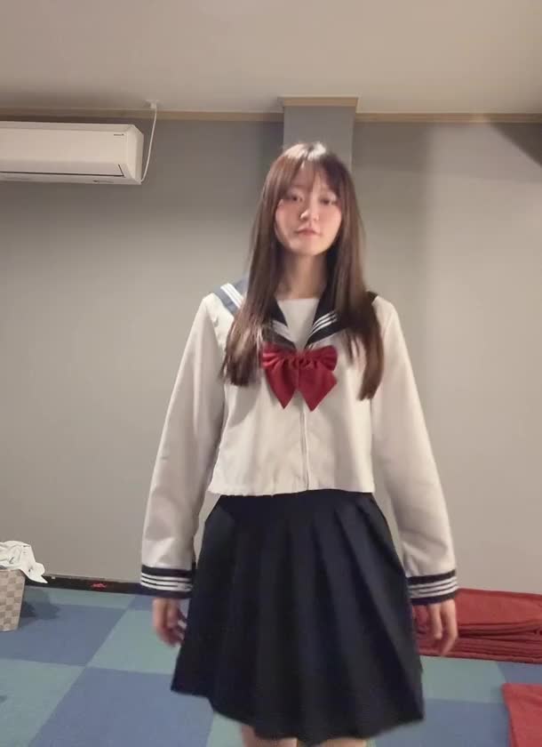 セーラー服の裾から見えるくびれがかわいいと思います❣️