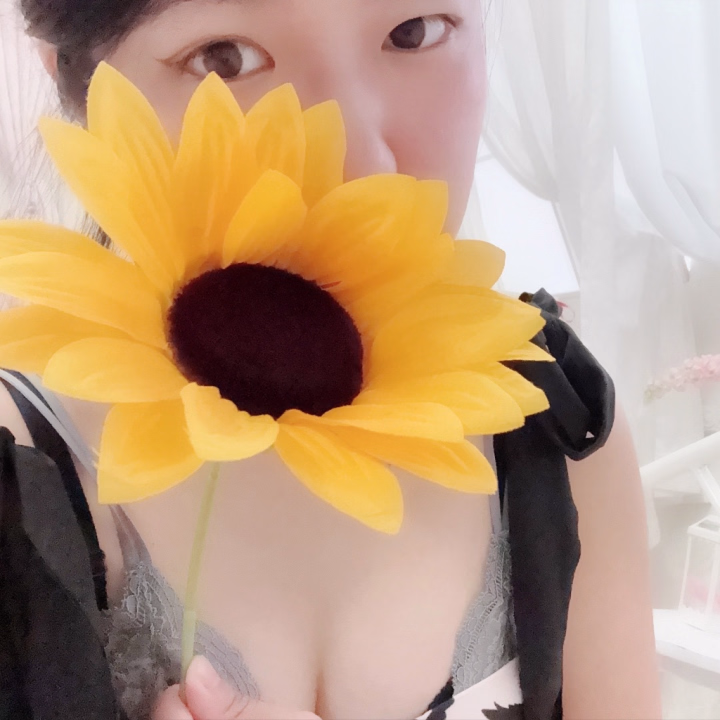 ひまわりがすき

太陽の下で
元気を分けてもらえる気がする

揺れちゃうよおぉ