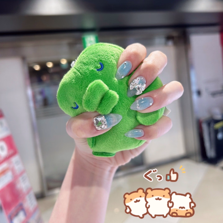 お休みだったのでネイル新しくしてきたよ〜💅🩵  暑くなってくるので水色で涼し気な感じに可愛くしてもらっちゃった💎✨️
明日からまたお兄さん方にお会いできるの楽しみにしてます😊ネ 
来店・予約お待ちしてます‼️