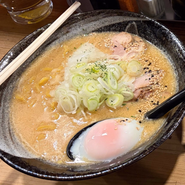 こんばんは〜えまだよ🫶

この前ラーメン食べに行ってきた〜🍜

初めて食べたんだけど、温泉卵が乗ってるの珍しくてびっくり😳

まろやかになって美味しかった〜😽💕
また食べに行きたいな